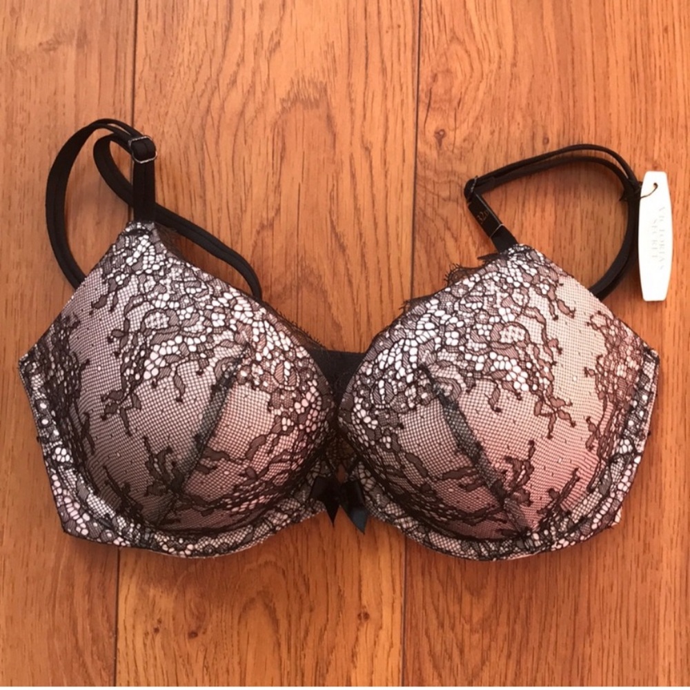 Victoria’s Secret VS Very Sexy Push-up Bra. 32D. Light pink w/ black lace